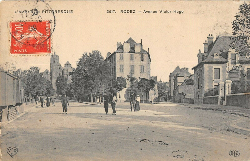 Carte postale ancienne Rodez Avenue Victor Hugo à Rodez