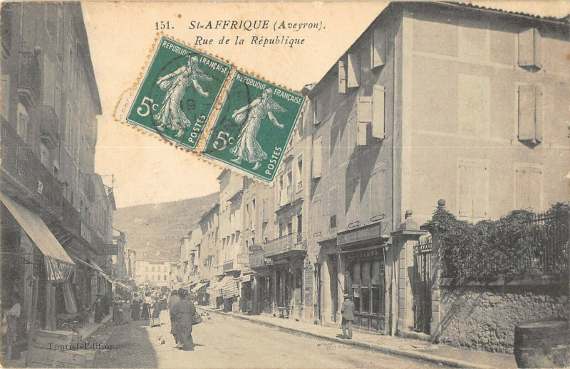 Carte postale ancienne Saint Affrique Rue De La Republique à Saint-Affrique