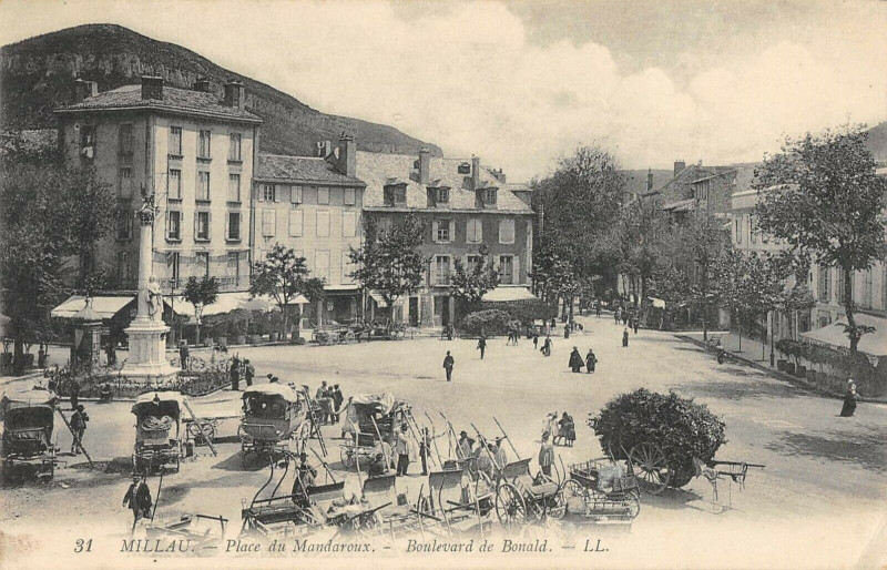 Carte postale ancienne Millau Place Du Mandaroux Boulevard De Bonald à Millau