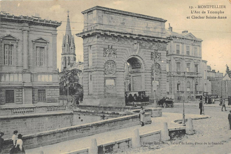Carte postale ancienne Montpellier Arc De Triomphe Et Clocher Sainte Anne à Montpellier