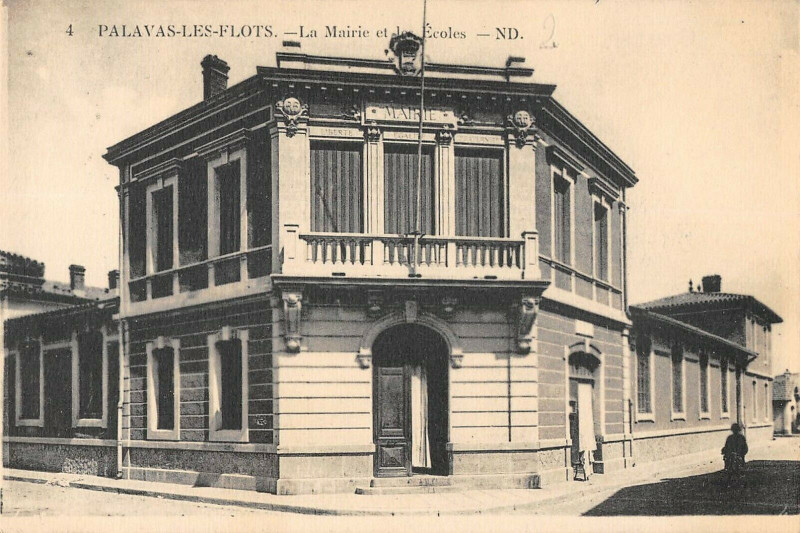 Carte postale ancienne Palavas Les Flots La Mairie Et Les Ecoles à Palavas-les-Flots
