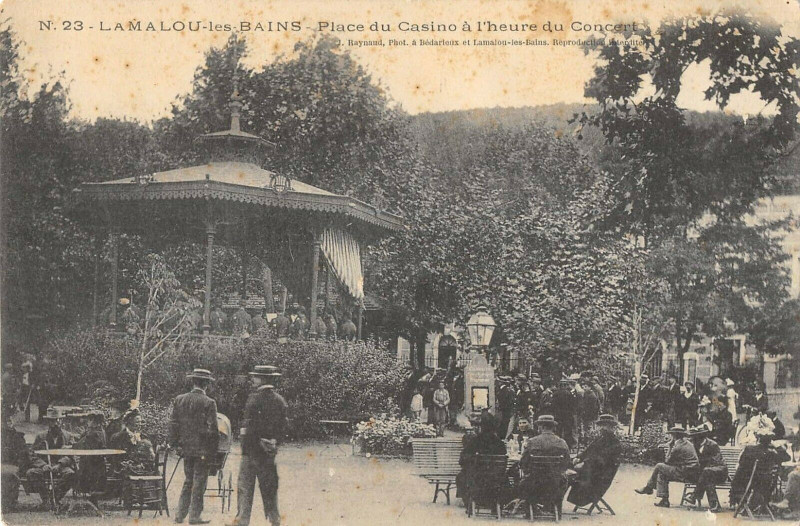 Carte postale ancienne Lamalou Les Bains Place Du Casino A L'Heure Du Concert à Lamalou-les-Bains