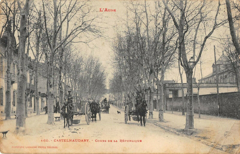 Carte postale ancienne Castelnaudary Cours De La Republique à Castelnaudary