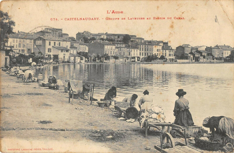 Carte postale ancienne Castelnaudary Groupe De Laveuses Au Bassin Du Canal à Castelnaudary