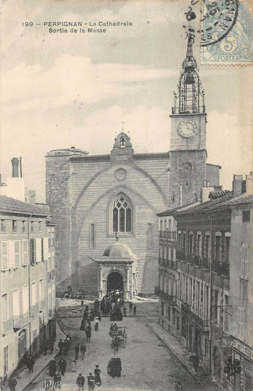 Carte postale ancienne Perpignan Sortie De La Messe La Cathedrale à Perpignan