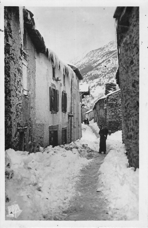 Carte postale ancienne Porte Une Rue Du Village