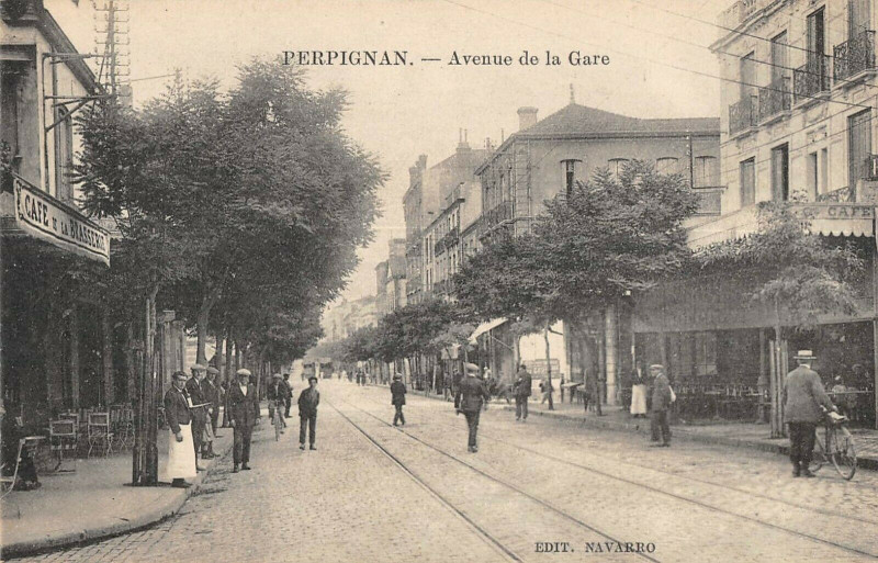 Carte postale ancienne Perpignan Avenue De La Gare (café de la brasserie à Perpignan