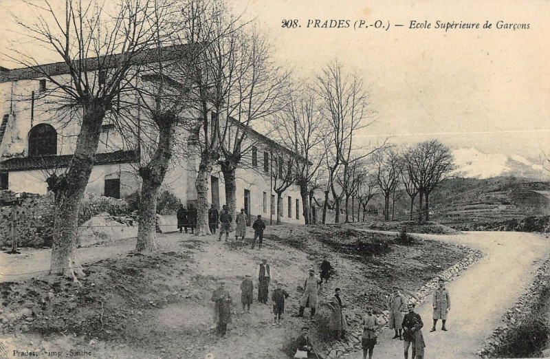Carte postale ancienne Prades Ecole Superieure De Garcons à Prades