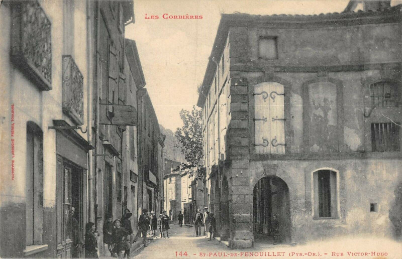 Carte postale ancienne Saint Paul De Fenouillet Rue Victor Hugo à Fenouillet