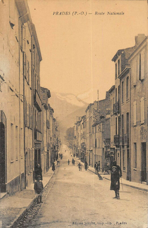 Carte postale ancienne Prades Route Nationale à Prades