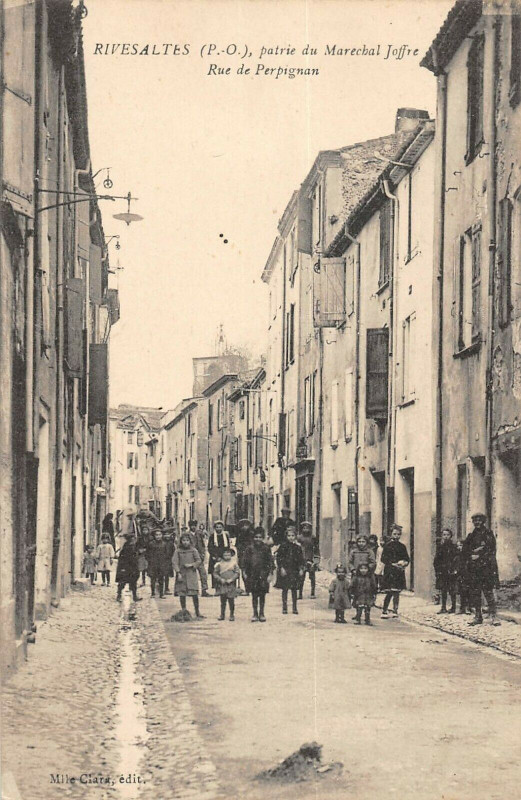 Carte postale ancienne Rivesaltes Rue De Perpignan à Rivesaltes