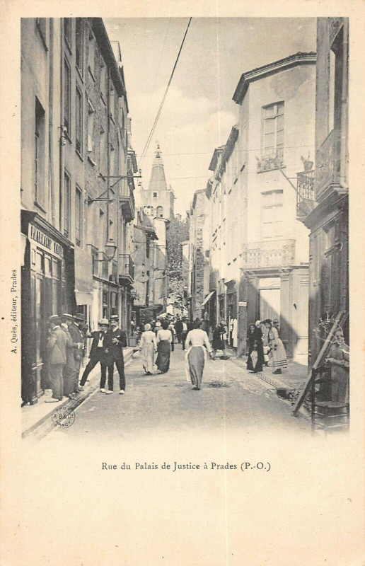 Carte postale ancienne Rue Du Palais De Justice A Prades à Prades