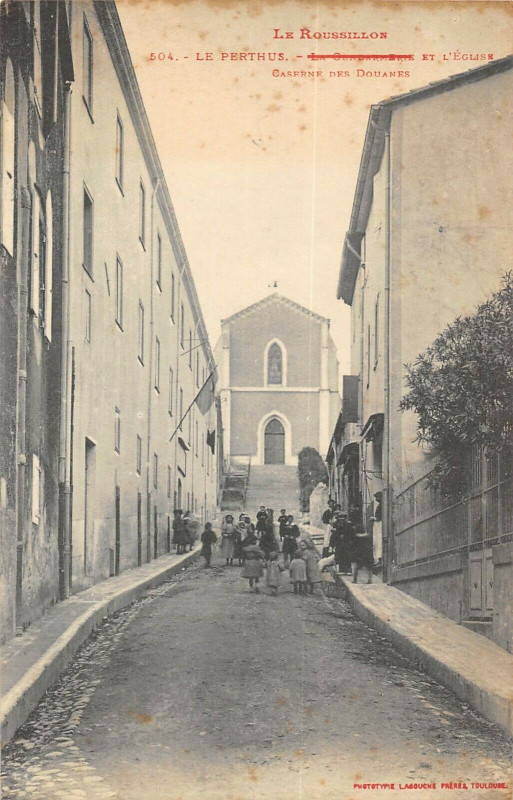 Carte postale ancienne Le Perthus L'Eglise Et Caserne Des Douanes (cliché pas courant au Perthus