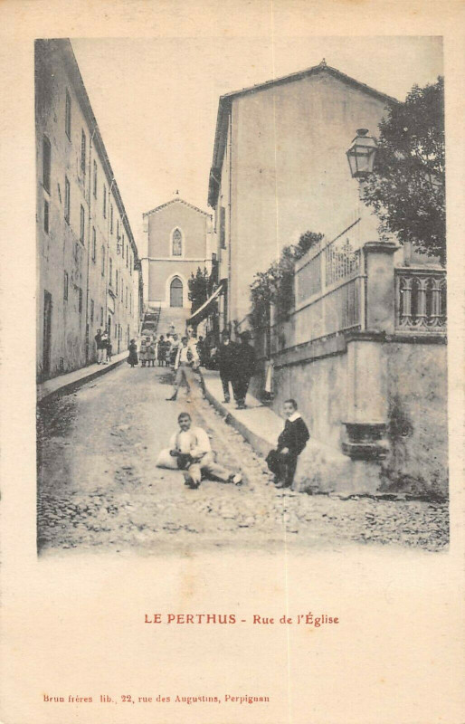 Carte postale ancienne Le Perthus Rue De L'Eglise au Perthus