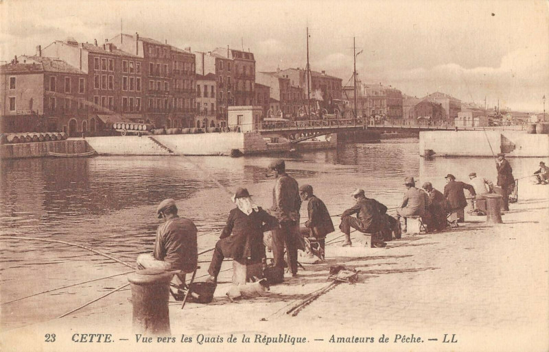 Carte postale ancienne Cette Vue Vers Les Quais De La Republique Amateurs De Peche