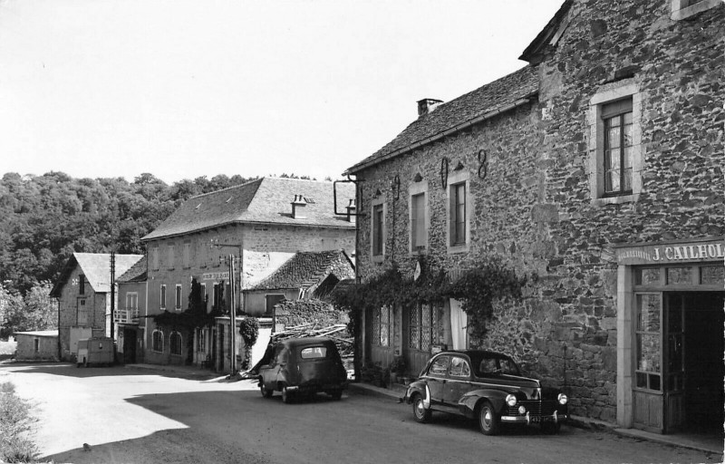 Carte postale ancienne Salmiech Avenue De Rodez à Salmiech