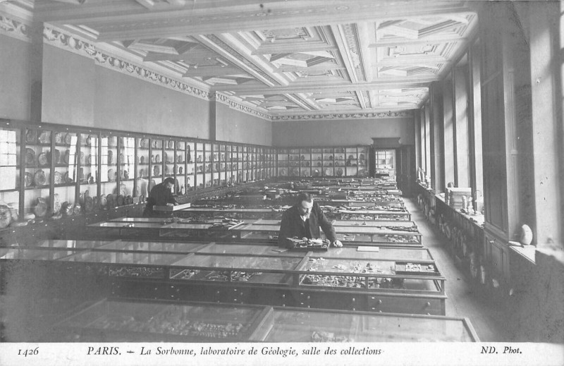 Carte postale ancienne Paris Ve La Sorbonne Laboratoire De Geologie Salle Collections à Paris 5e
