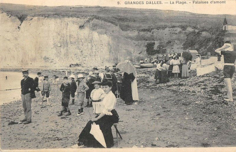 Carte postale ancienne Grandes Dalles La Plage Falaises D'Amont