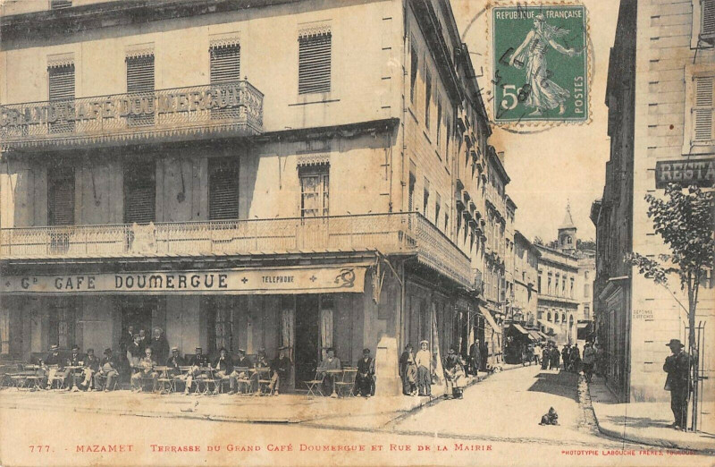 Carte postale ancienne Mazamet Terrasse Du Grand Cafe Doumergue Et Rue De La Mairie à Mazamet