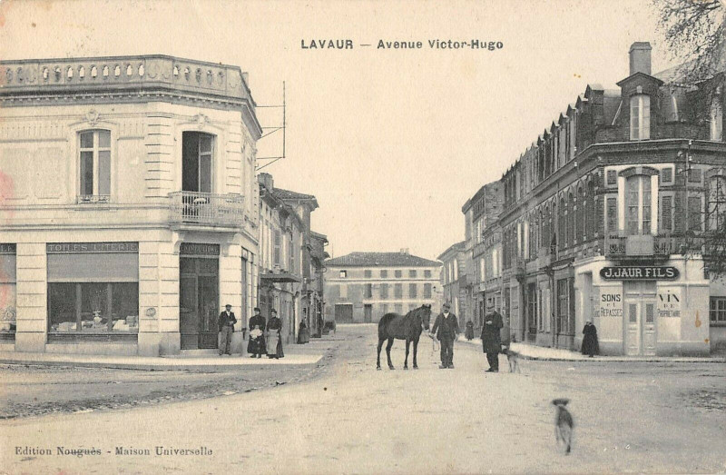 Carte postale ancienne Lavaur Avenue Victor Hugo à Lavaur