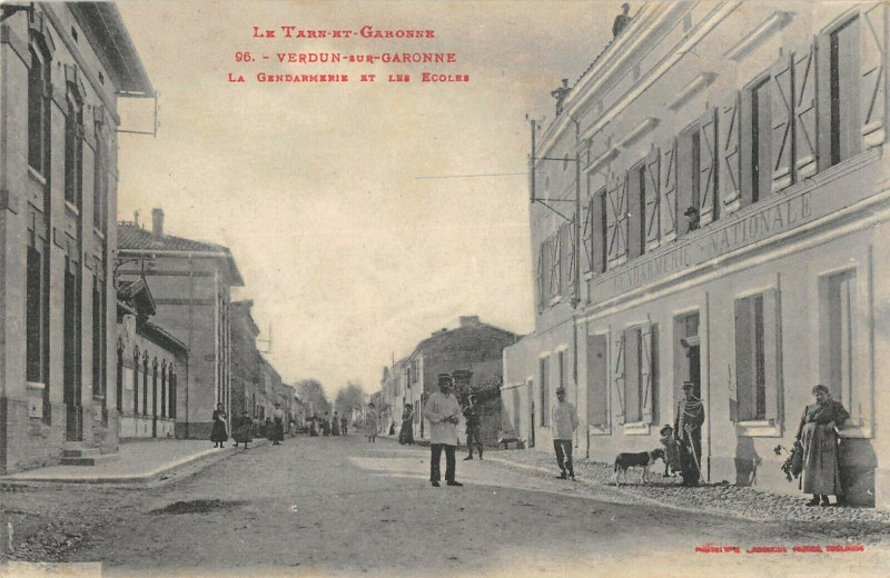 Carte postale ancienne Verdun Sur Garonne La Gendarmerie Et Les Ecoles à Verdun-sur-Garonne