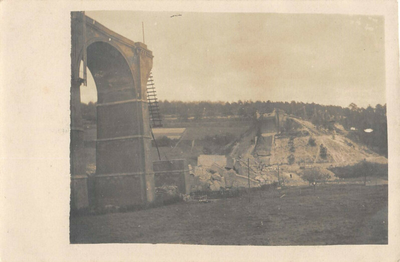 Carte postale ancienne Carte Photo D'Un Viaduc Saute Aux Alentours D'Amiens à Amiens