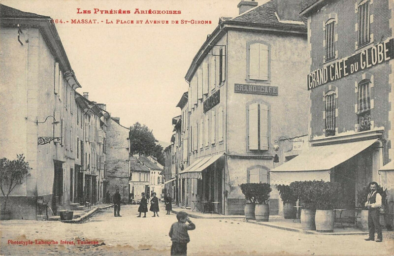 Carte postale ancienne Massat La Place Et Avenue De Saint Girons à Massat