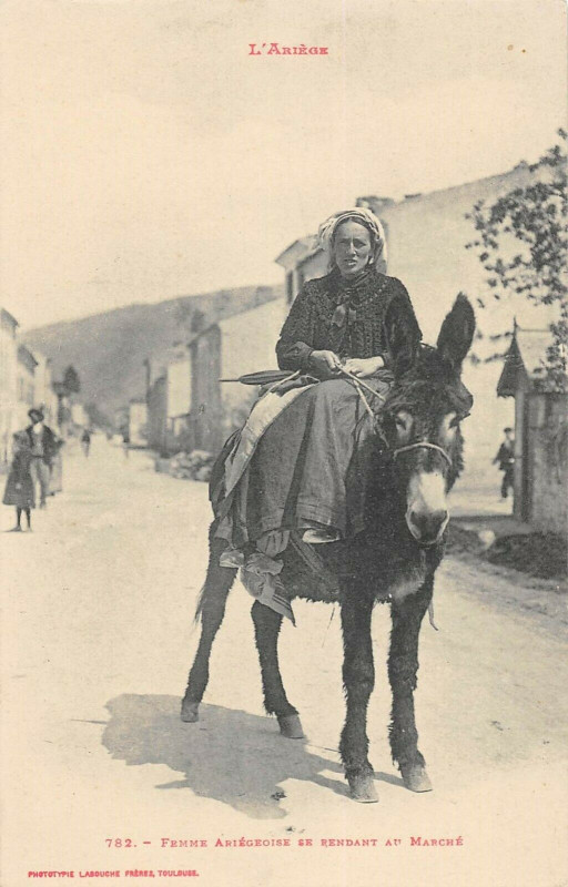Carte postale ancienne Femme Ariegeoise Se Rendant Au Marche