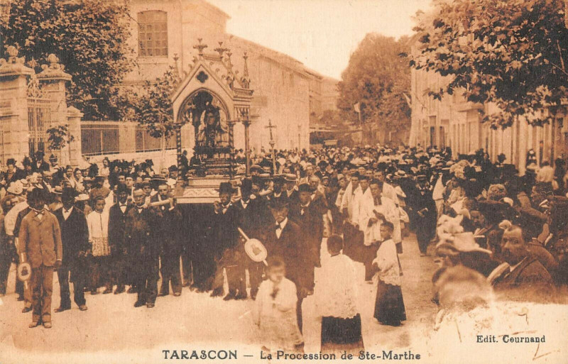 Carte postale ancienne Tarascon La Procession De Sainte Marthe à Tarascon