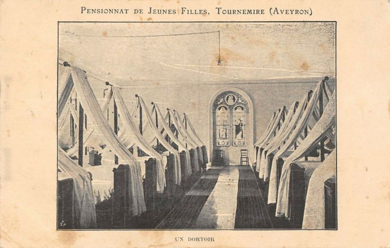 Carte postale ancienne Pensionnat De Jeunes Filles Tournemire Un Dortoir à Tournemire