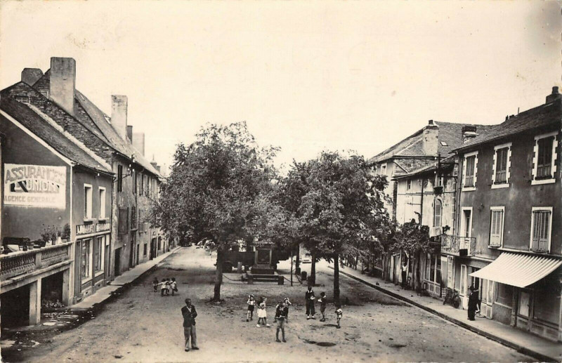Carte postale ancienne Requista Place Du Monument Aux Morts à Réquista