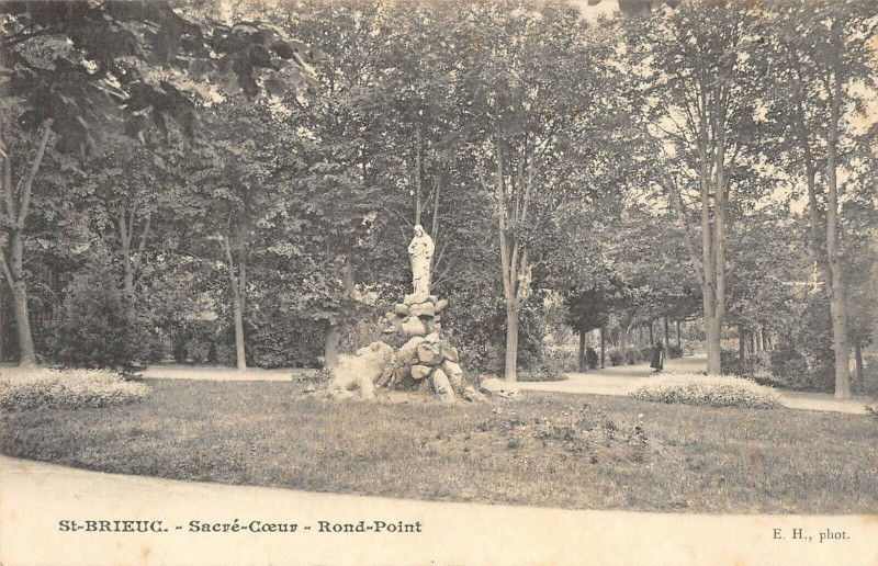 Carte postale ancienne Saint Brieuc Sacre Coeur Le Rond Point à Saint-Brieuc