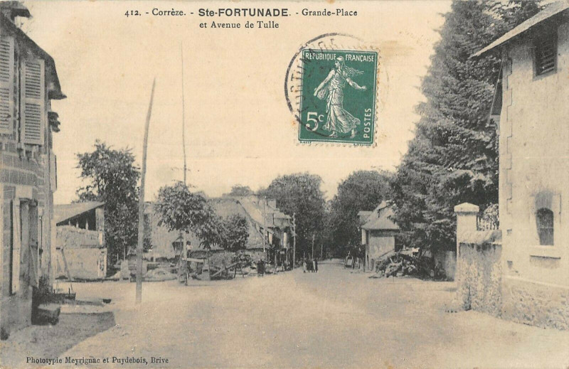 Carte postale ancienne Saint Fortunade Grande Place Et Avenue De Tulle à Tulle