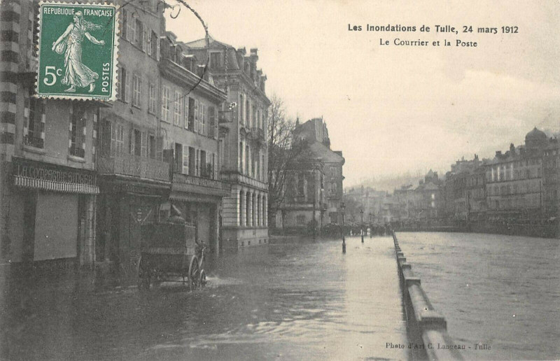 Carte postale ancienne Les Inondations De Tulle 1912 Le Courrier Et La Poste à Tulle
