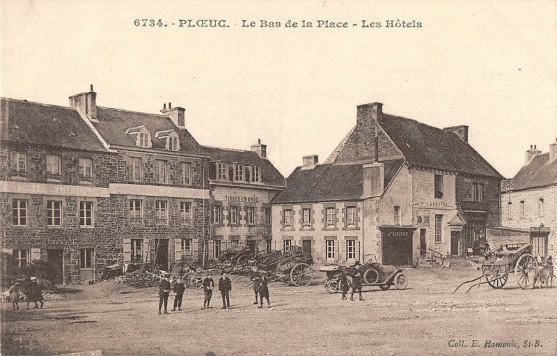 Carte postale ancienne Ploeuc Le Bas De La Place Les Hotels
