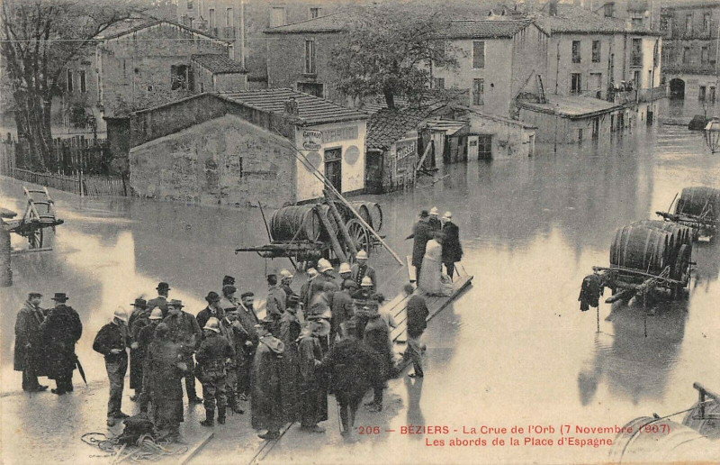 Carte postale ancienne Beziers Crue De L'Orb 1907 Les Abords De La Place D'Espagne à Béziers