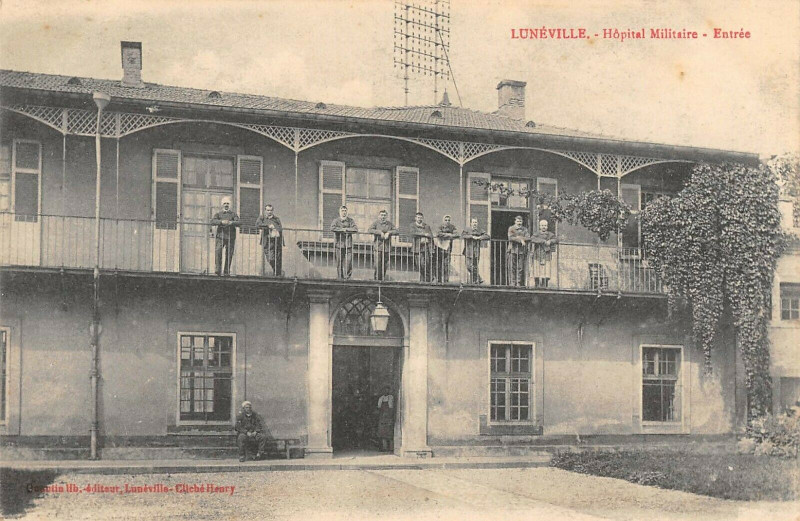 Carte postale ancienne Luneville Hopital Militaire Entree à Lunéville