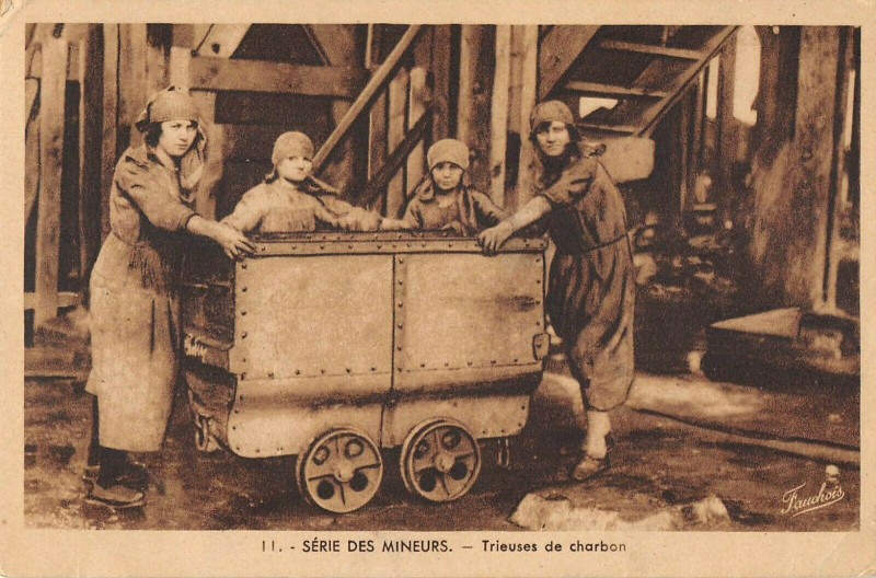 Carte postale ancienne Serie Des Mineurs Trieuses De Charbon