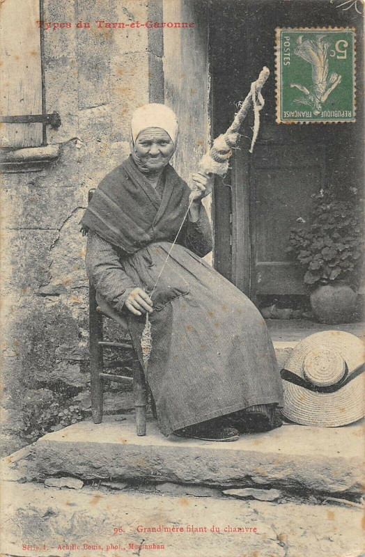 Carte postale ancienne Types Du Tarn Et Garonne Grand Mere Filant Du Chanvre