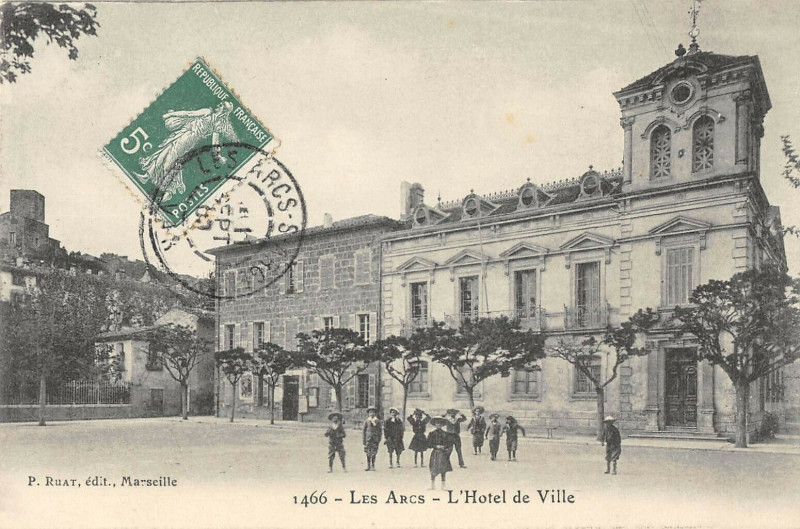 Carte postale ancienne Les Arcs L'Hotel De Ville aux Arcs