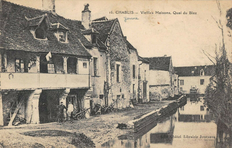 Carte postale ancienne Chablis Vieilles Maisons Quai Du Biez à Chablis
