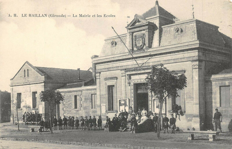 Carte postale ancienne Le Haillan La Mairie Et Les Ecoles  (cliché rare au Haillan