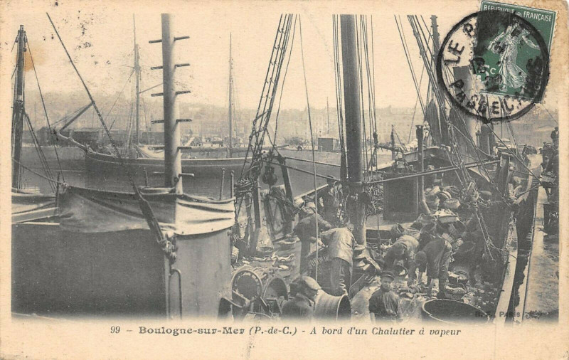Carte postale ancienne Boulogne Sur Mer A Bord D'Un Chalutier A Vapeur à Boulogne-sur-Mer