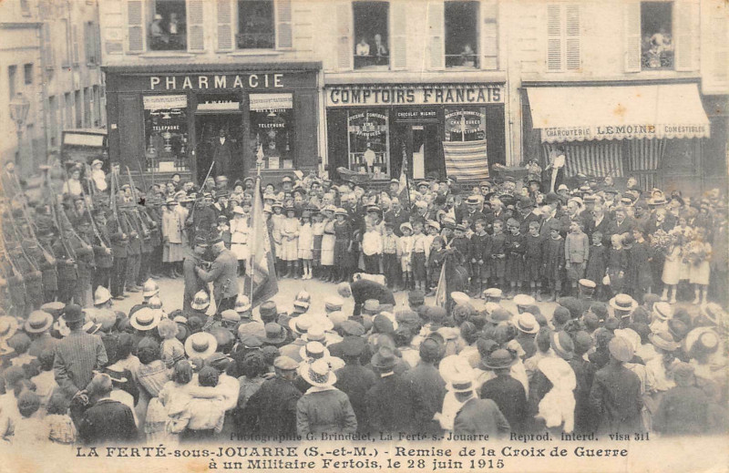Carte postale ancienne La Ferte Sous Jouarre Remise De La Croix De Guerre A Un Militaire Fertois à Jouarre