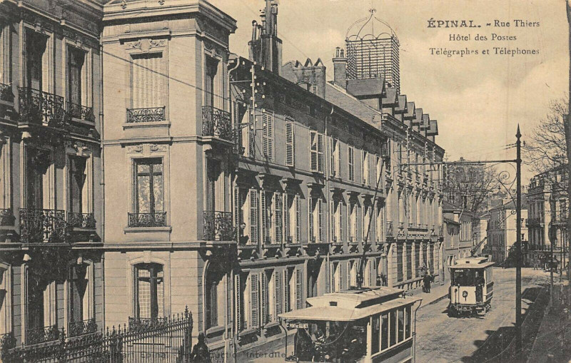 Carte postale ancienne Epinal Rue Thiers Hotel Des Postes Tramway à Épinal