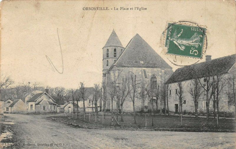 Carte postale ancienne Orsonville La Place Et L'Eglise à Orsonville