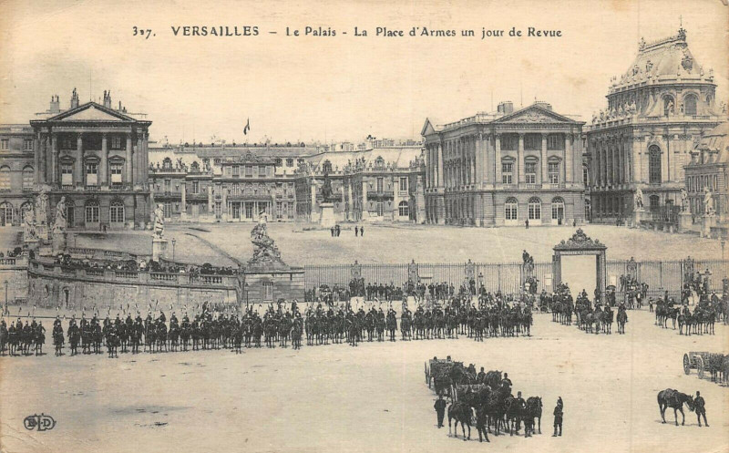 Carte postale ancienne Versailles Le Palais La Place D'Armes Un Jour De Revue à Versailles