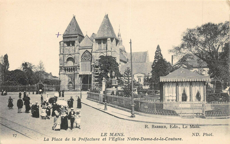 Carte postale ancienne Le Mans Place De La Prefecture Eglise Notre Dame De La Couture au Mans