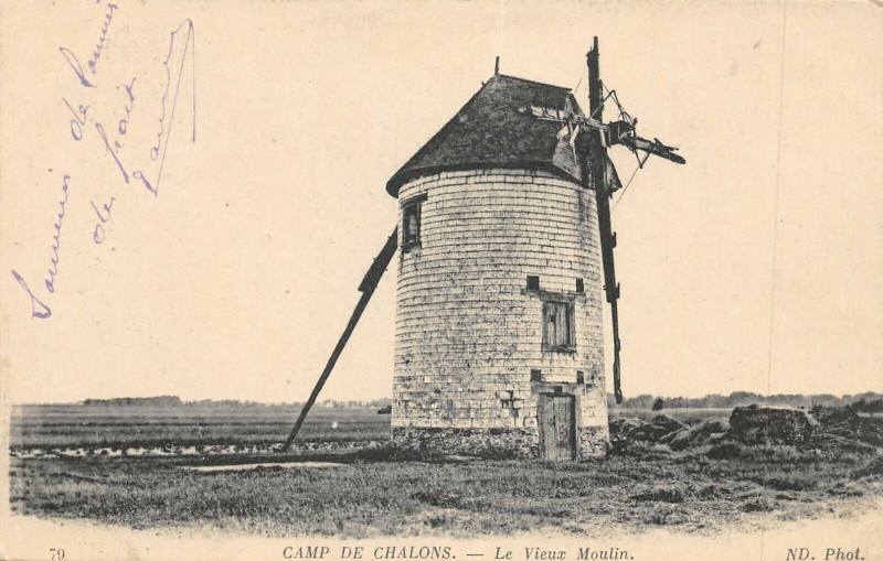 Carte postale ancienne Camp De Chalons Le Vieux Moulin A Vent