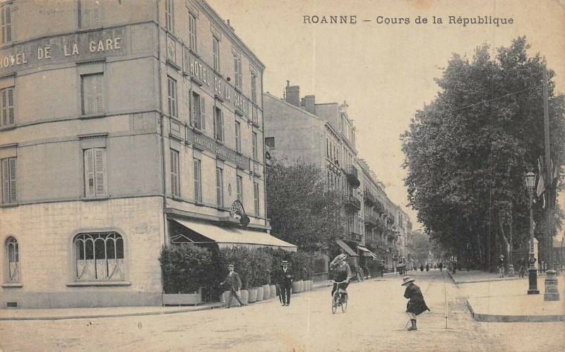 Carte postale ancienne Roanne Cours De La Republique à Roanne
